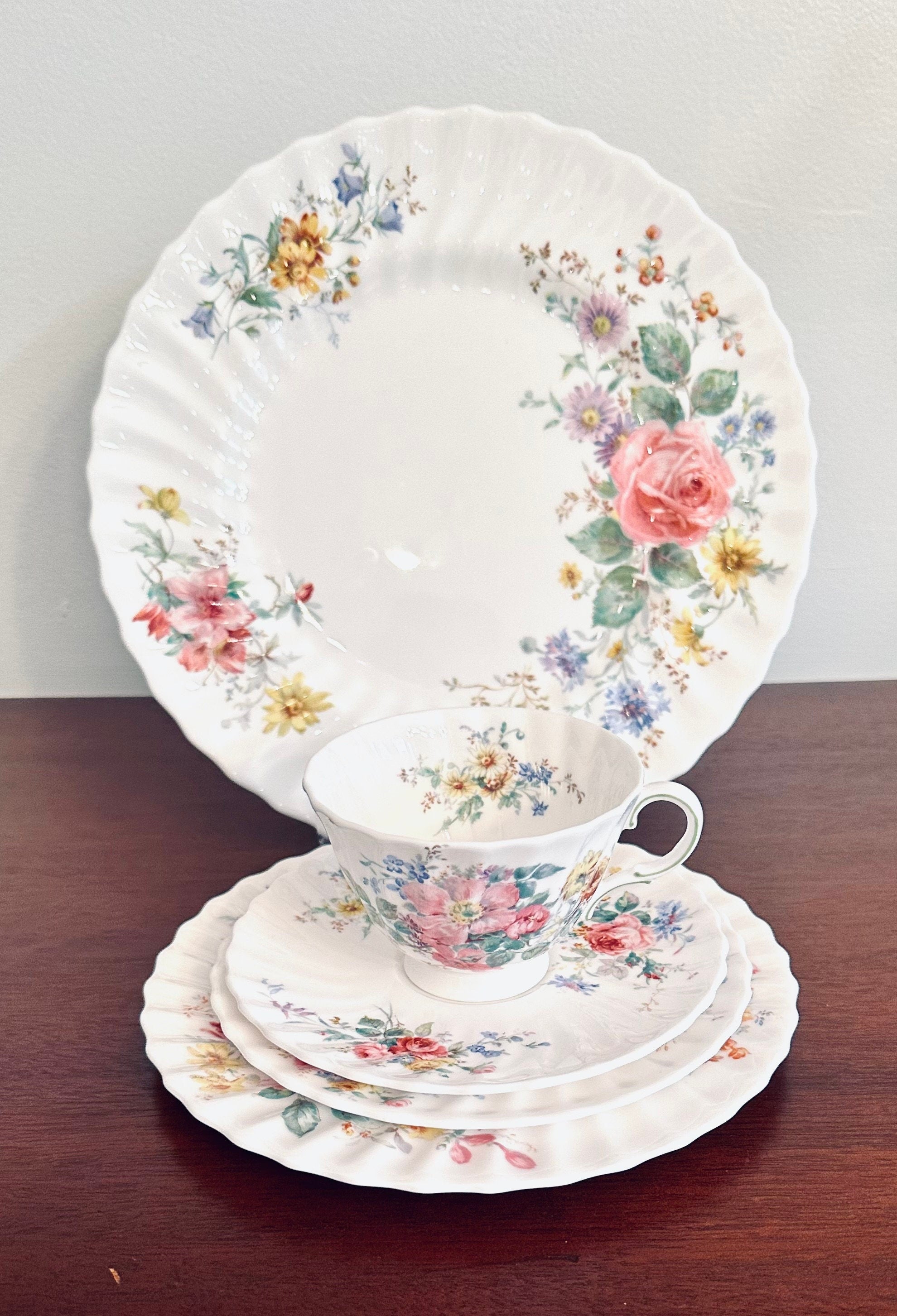 Royal Doulton Arcadia 5 Piece Place Setting Scalloped