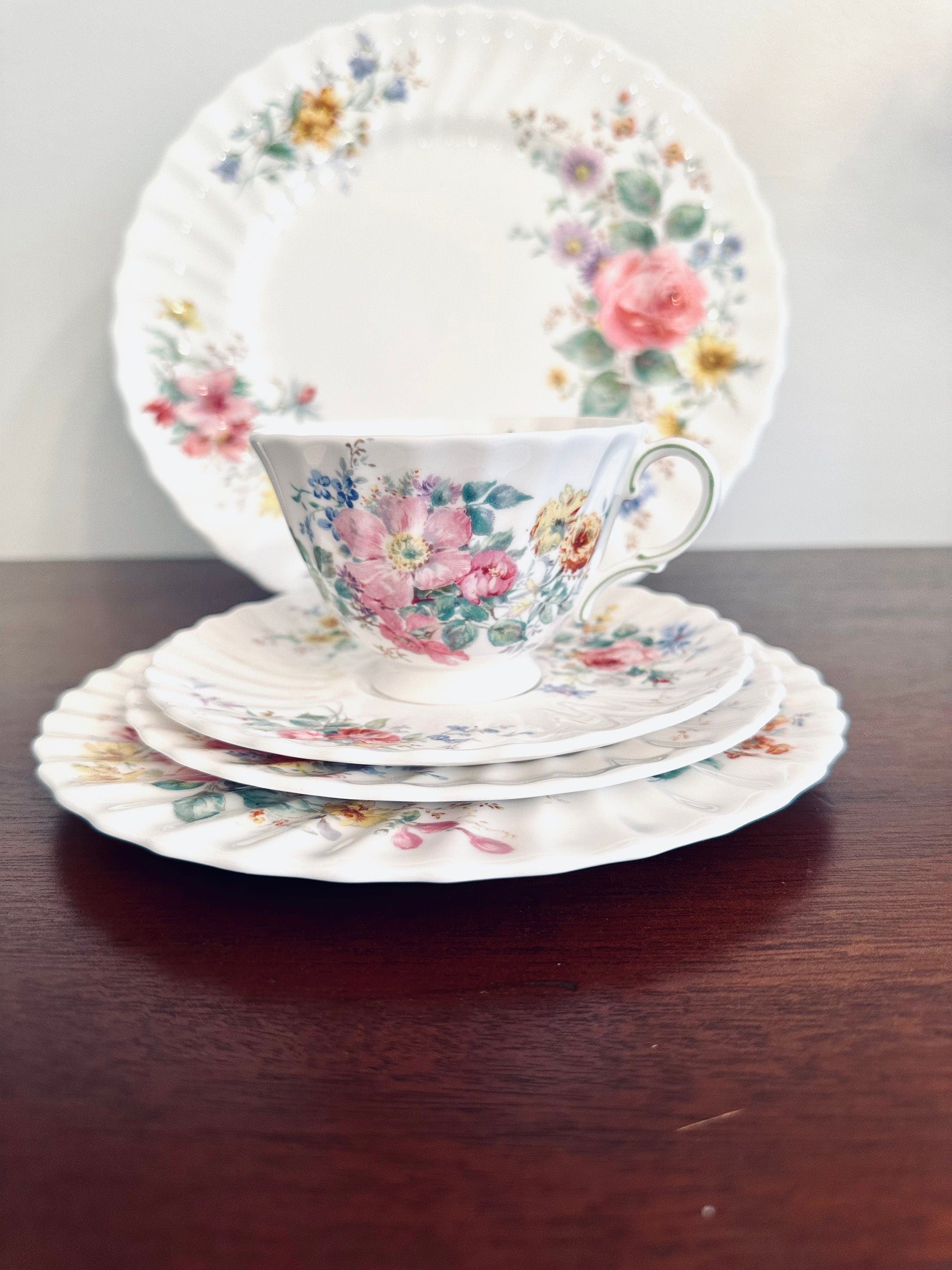 Royal Doulton Arcadia 5 Piece Place Setting Scalloped