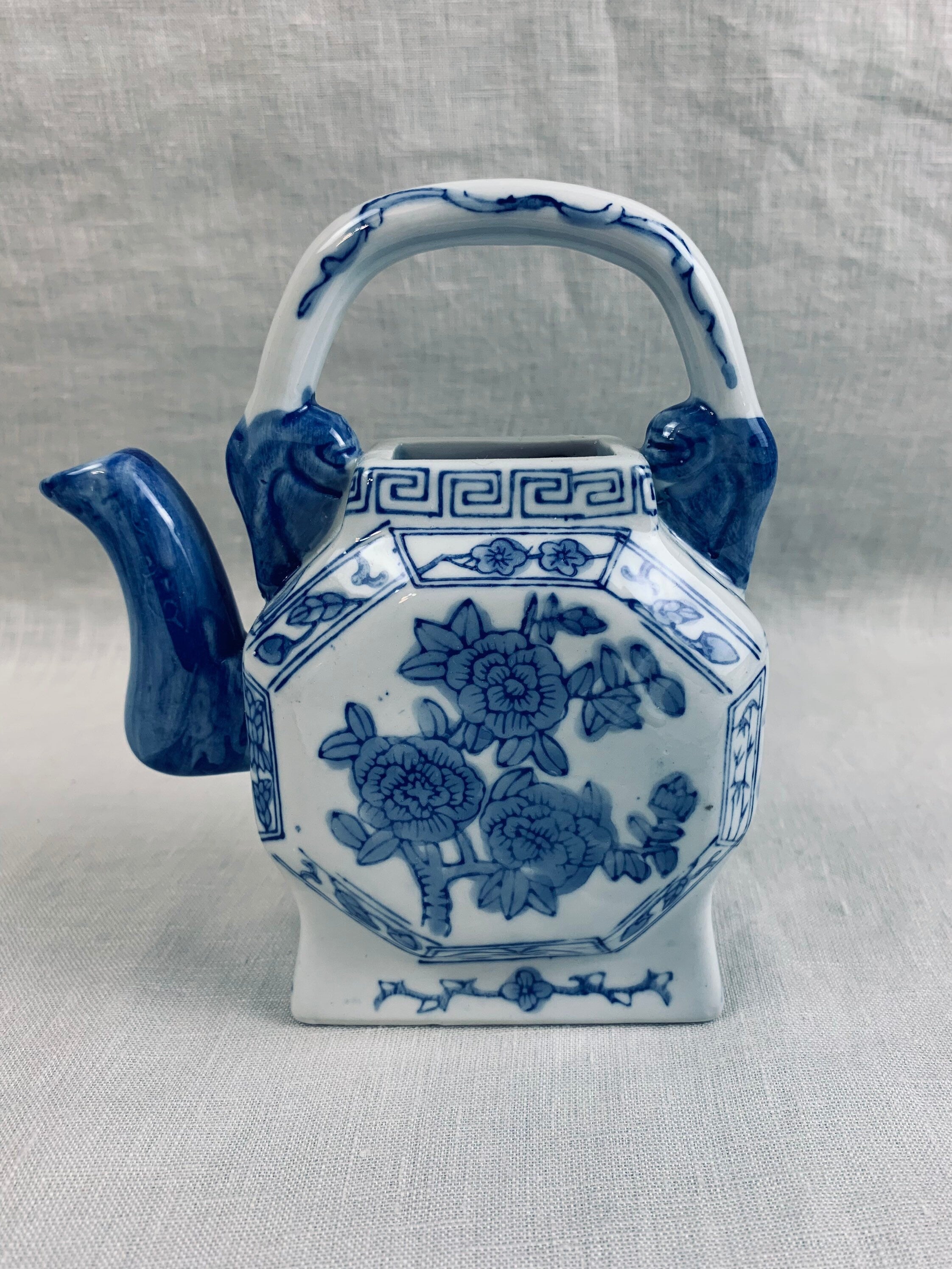 Decorative Blue and White Asian Decorative Teapot Vase