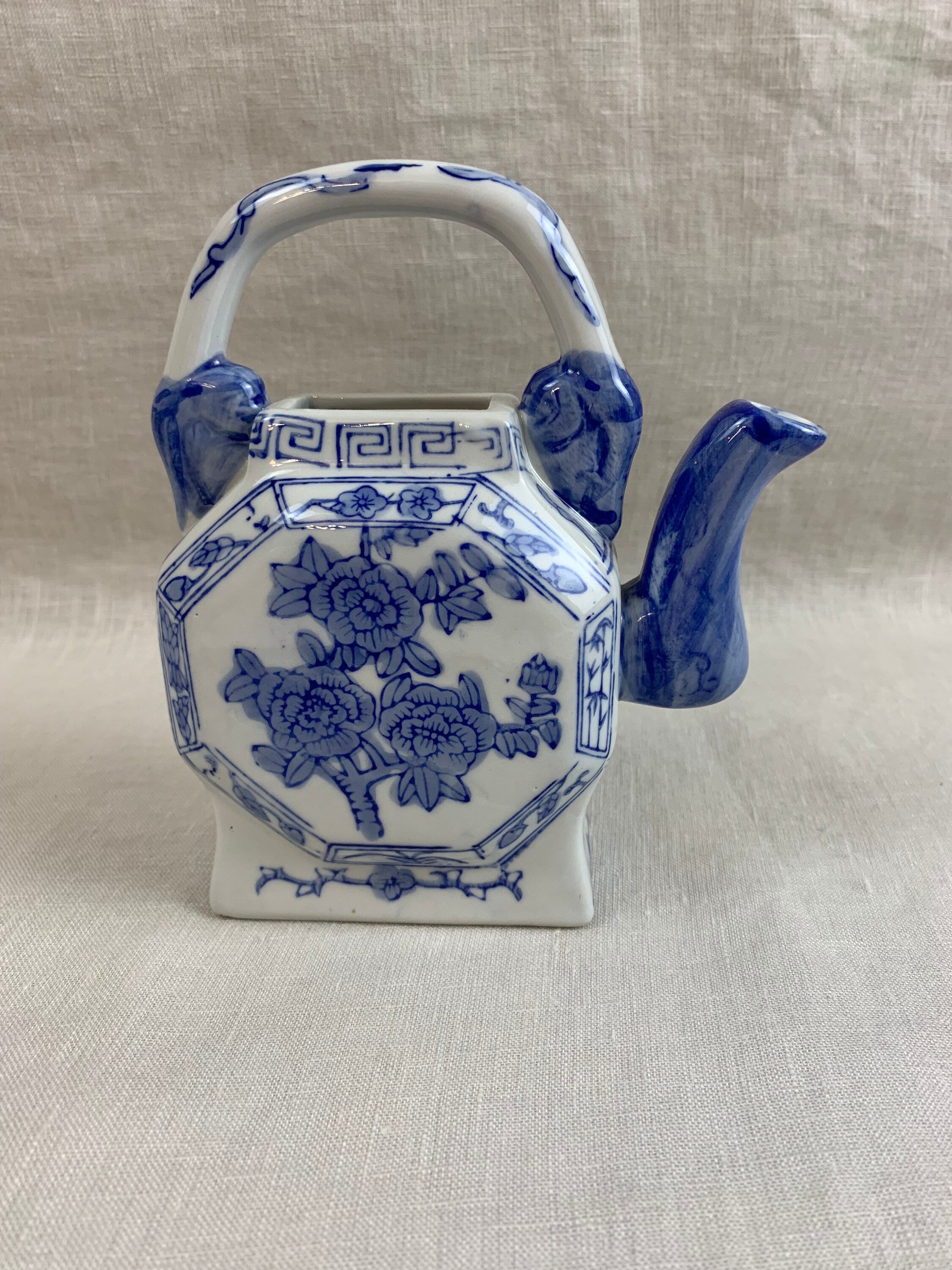 Decorative Blue and White Asian Decorative Teapot Vase