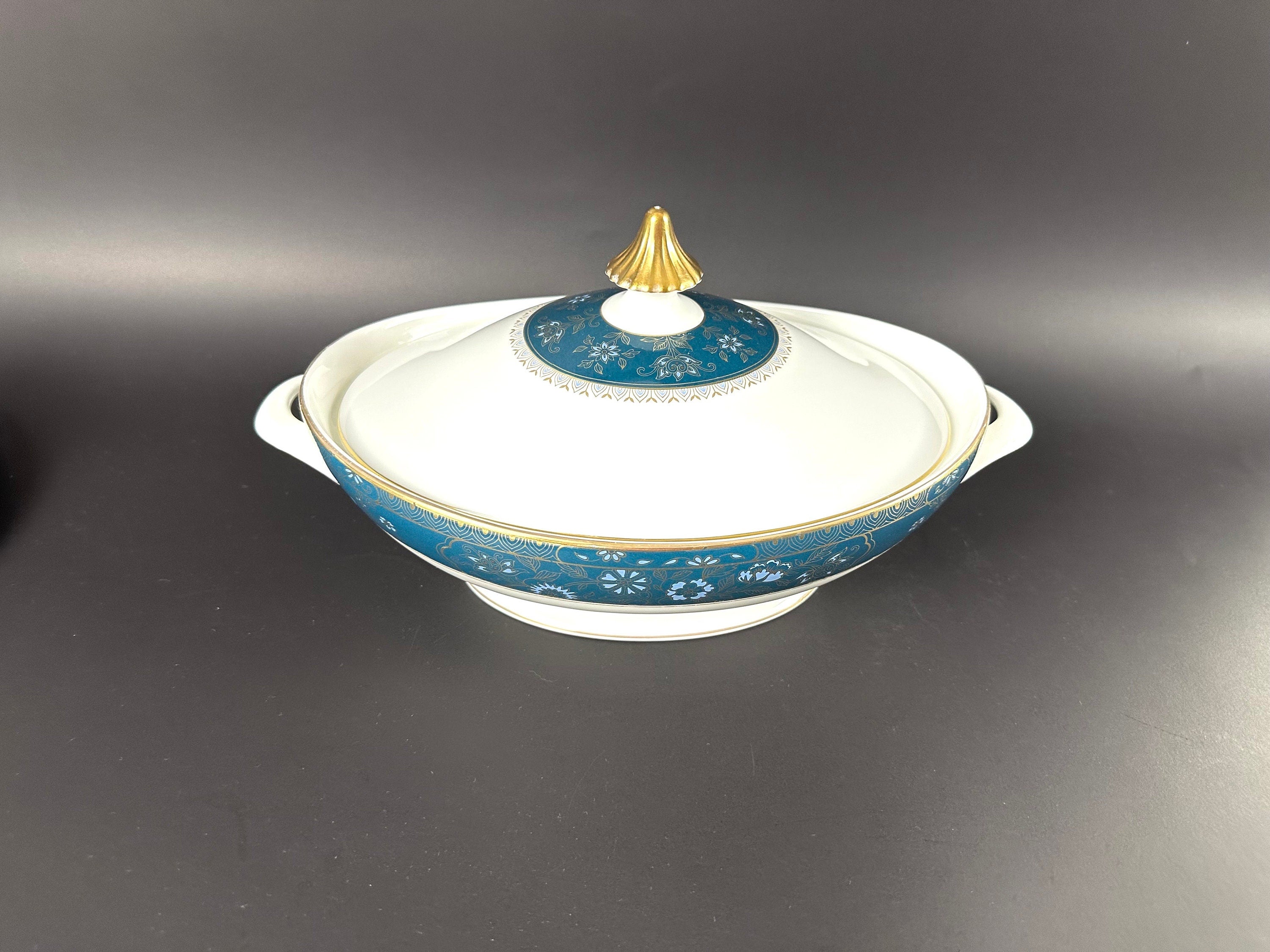 Royal Doulton  Carlyle Oval Covered Vegetable Bowl