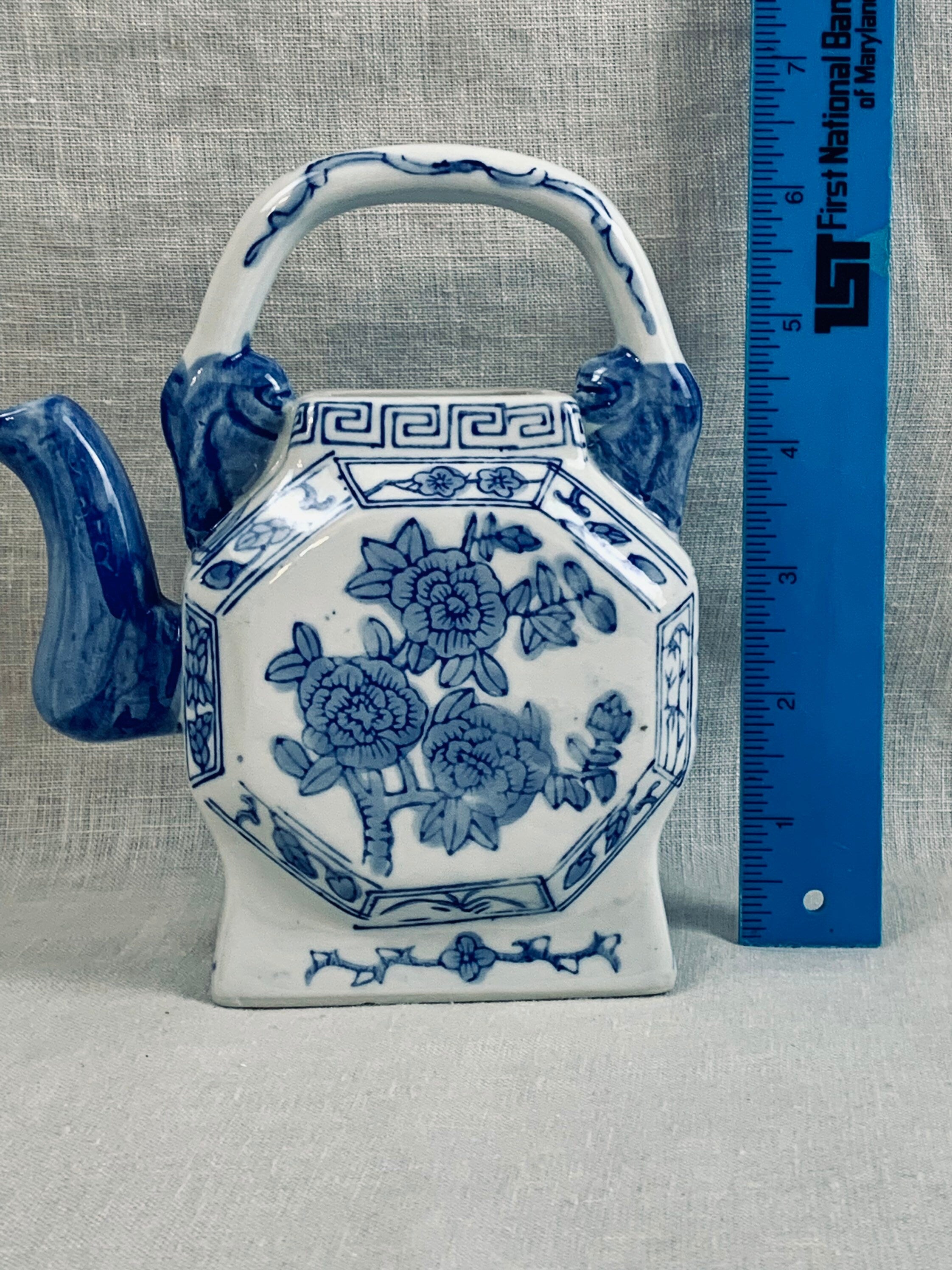 Decorative Blue and White Asian Decorative Teapot Vase