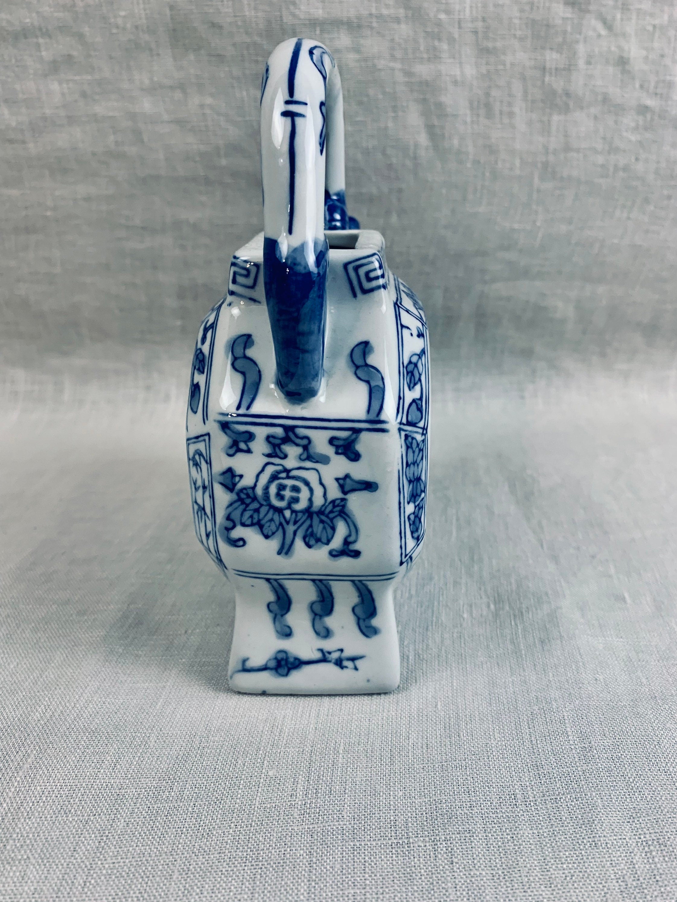 Decorative Blue and White Asian Decorative Teapot Vase
