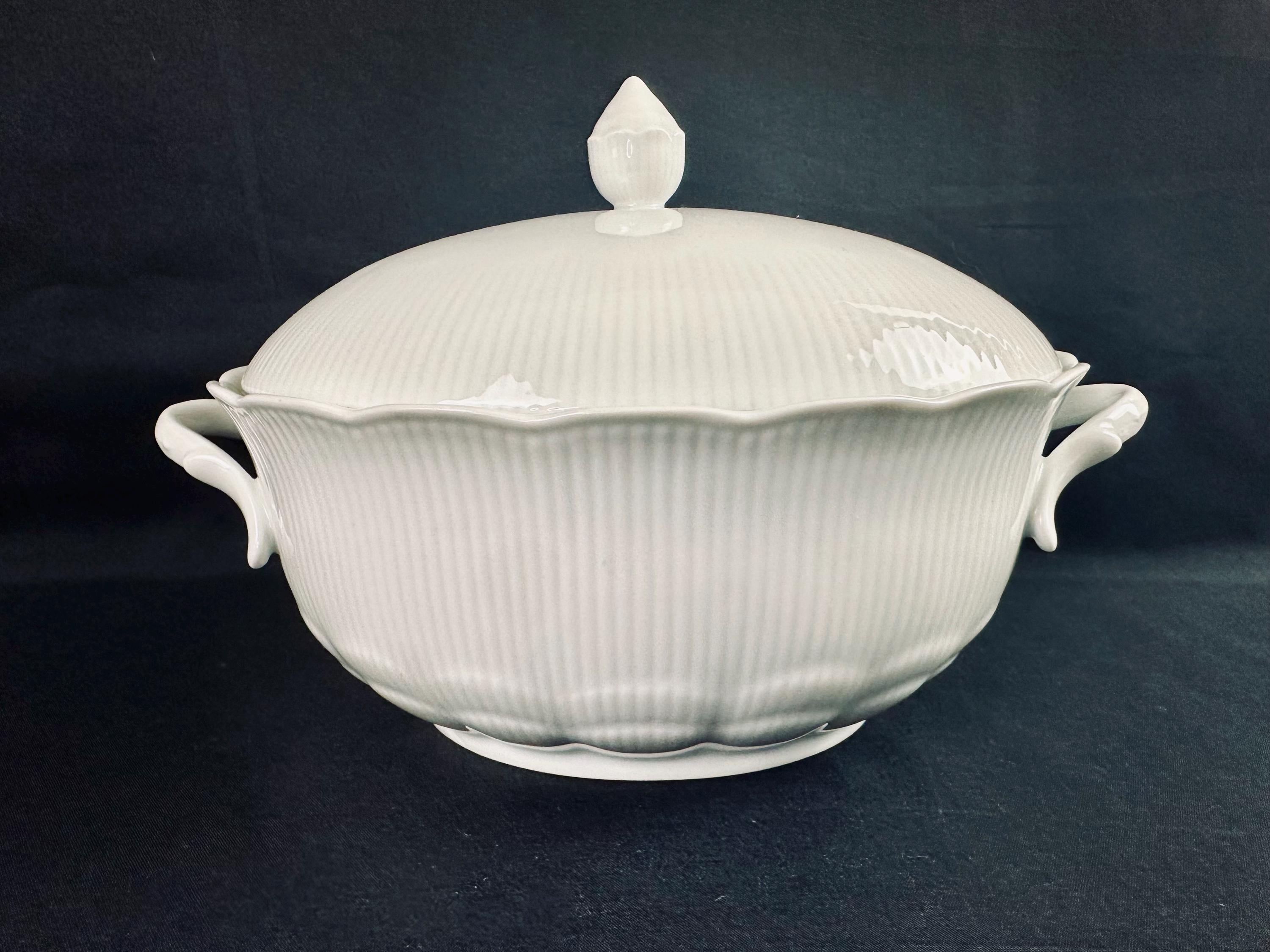 Kaiser Romantica All White Covered Serving Bowl