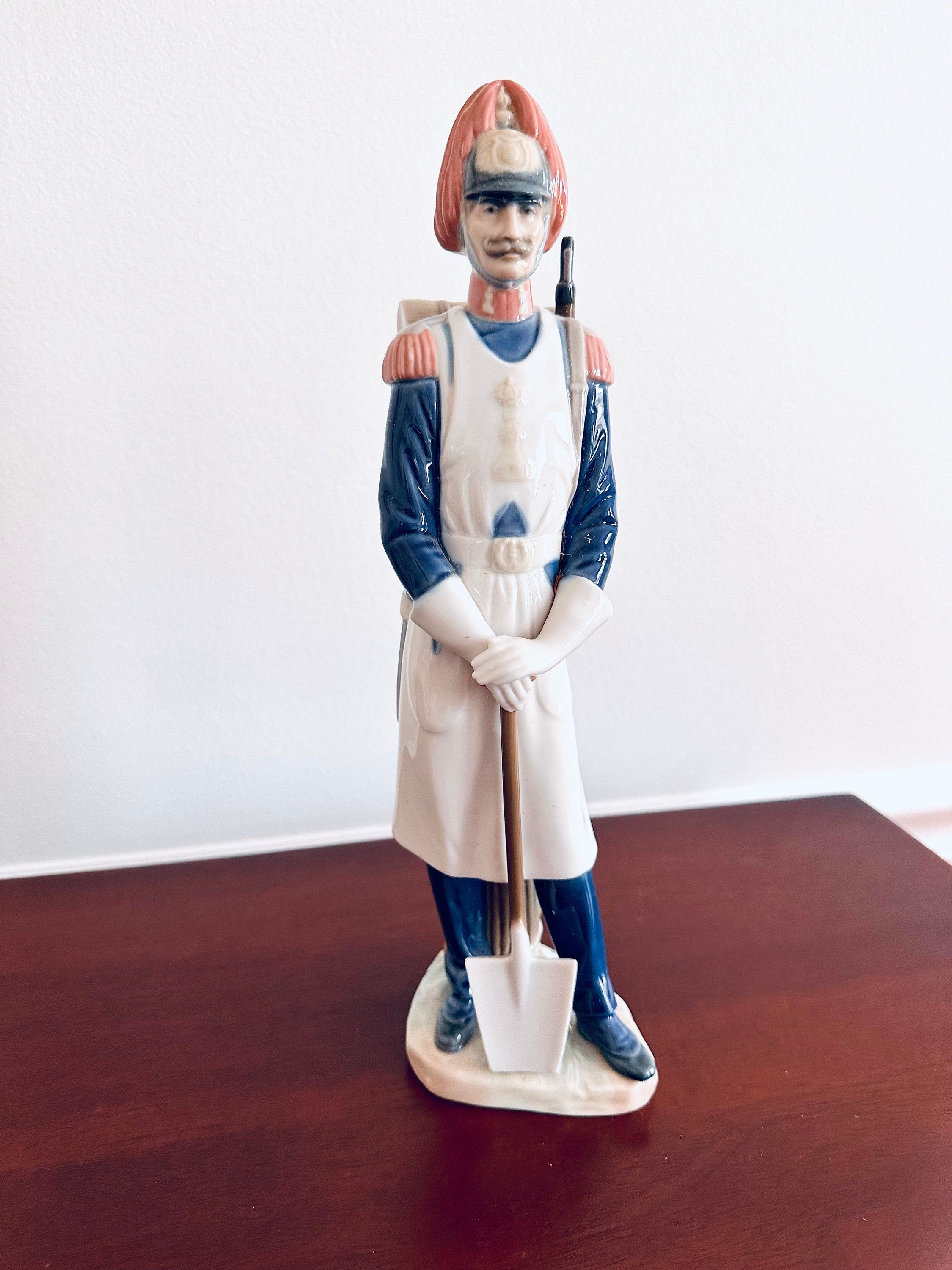 Lladro Soldier With Shovel Retired