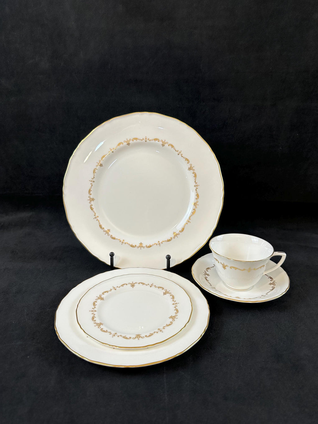 4 Place Settings Royal Worcester Gold Chantilly 20 Pieces