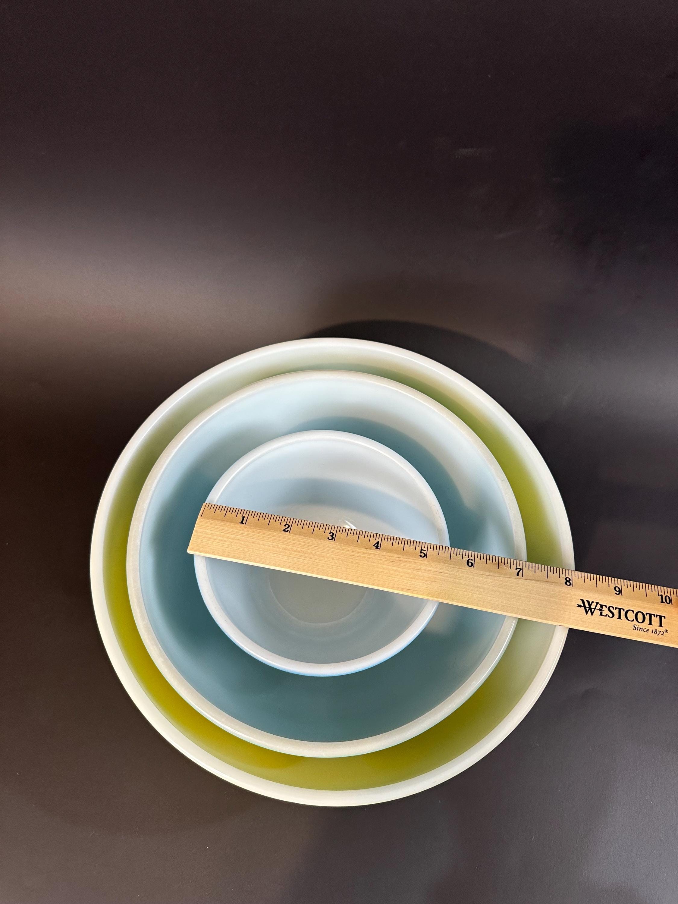 3 Nesting Pyrex Mixing Bowls