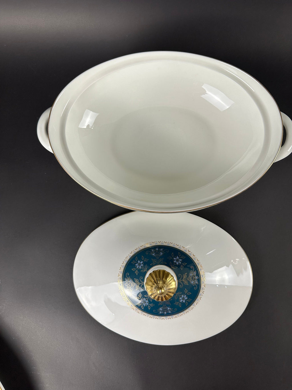 Royal Doulton  Carlyle Oval Covered Vegetable Bowl