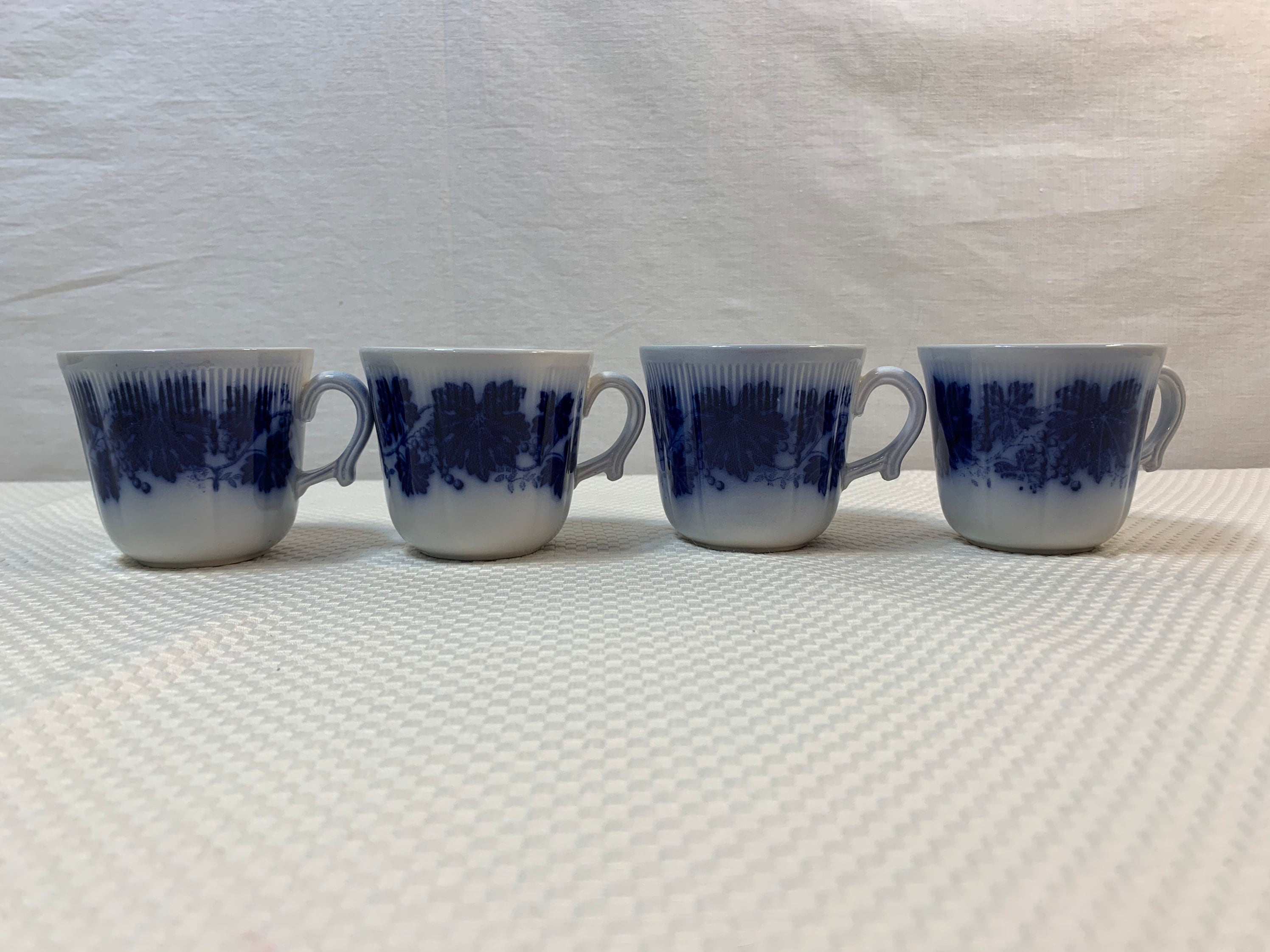 4 Gelfe Flow Blue Vinranka Teacups