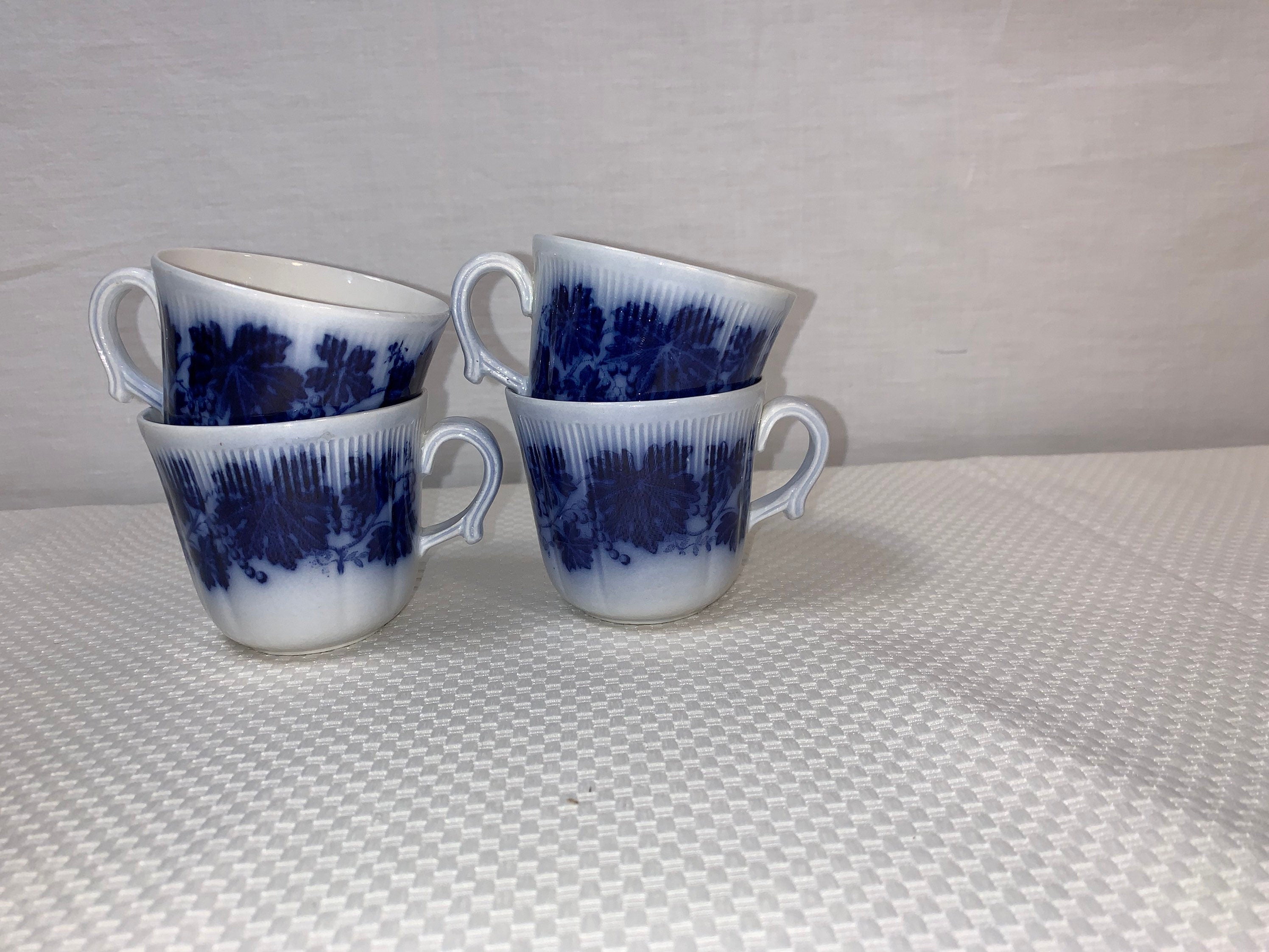 4 Gelfe Flow Blue Vinranka Teacups