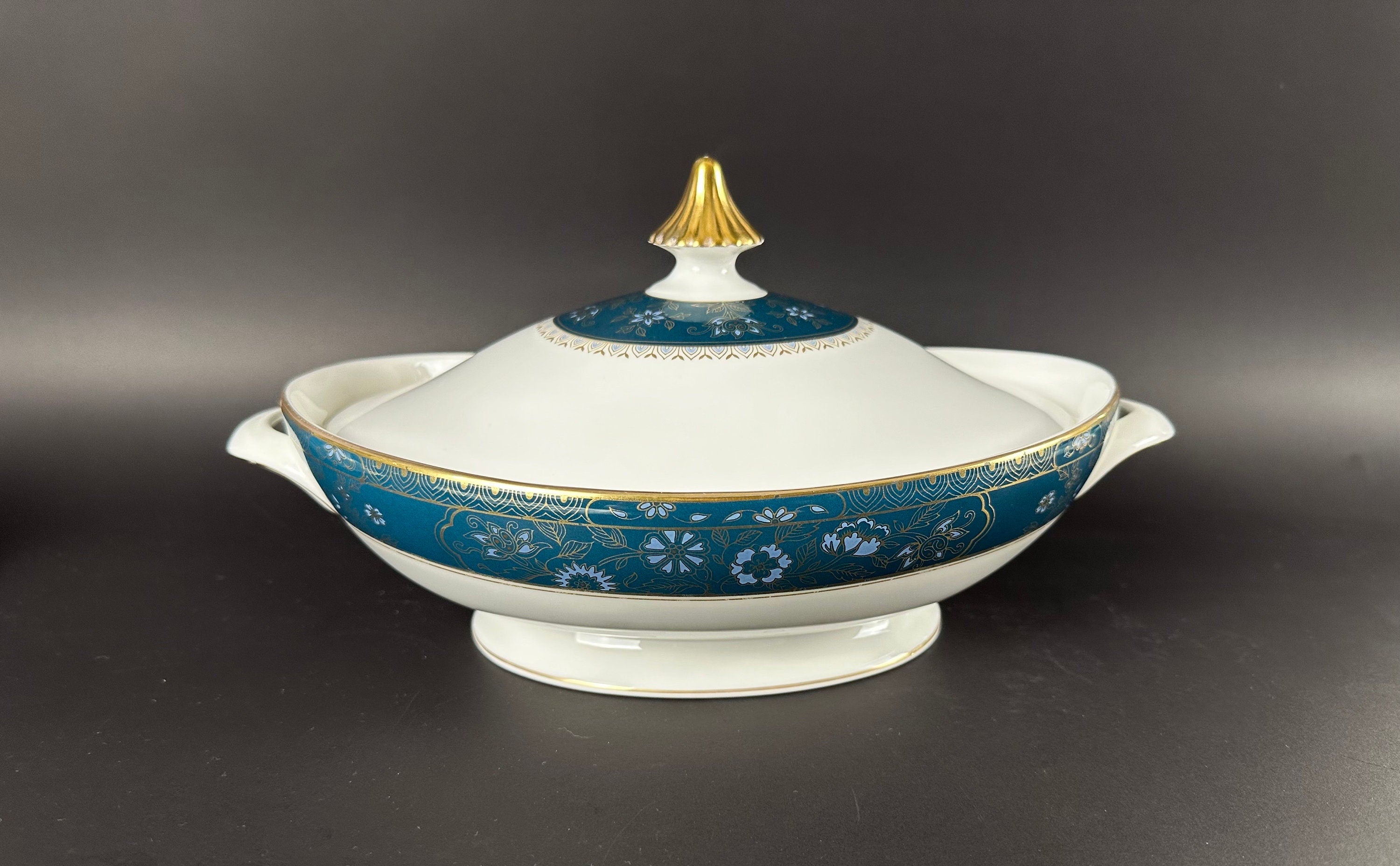 Royal Doulton  Carlyle Oval Covered Vegetable Bowl