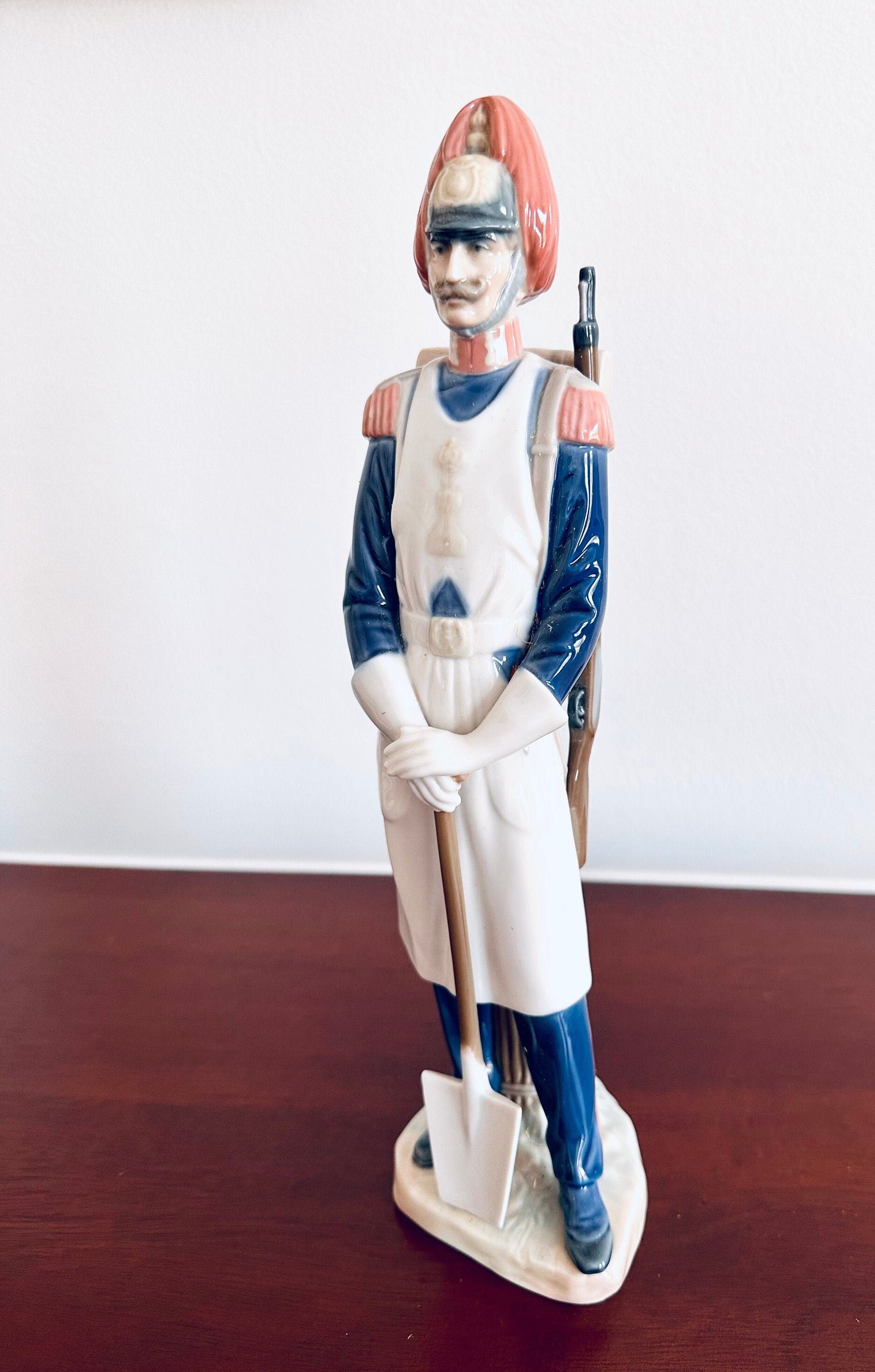 Lladro Soldier With Shovel Retired
