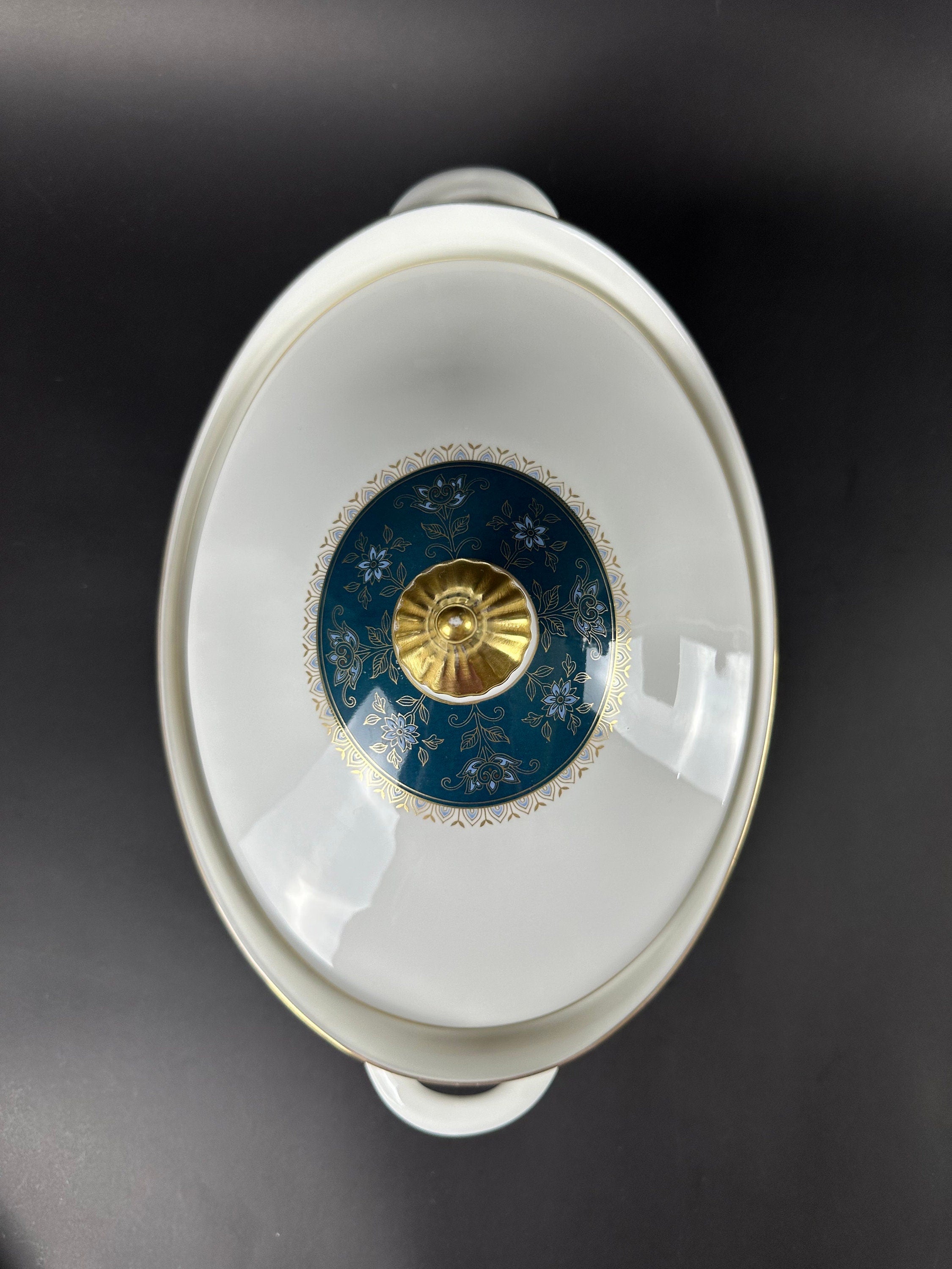 Royal Doulton  Carlyle Oval Covered Vegetable Bowl