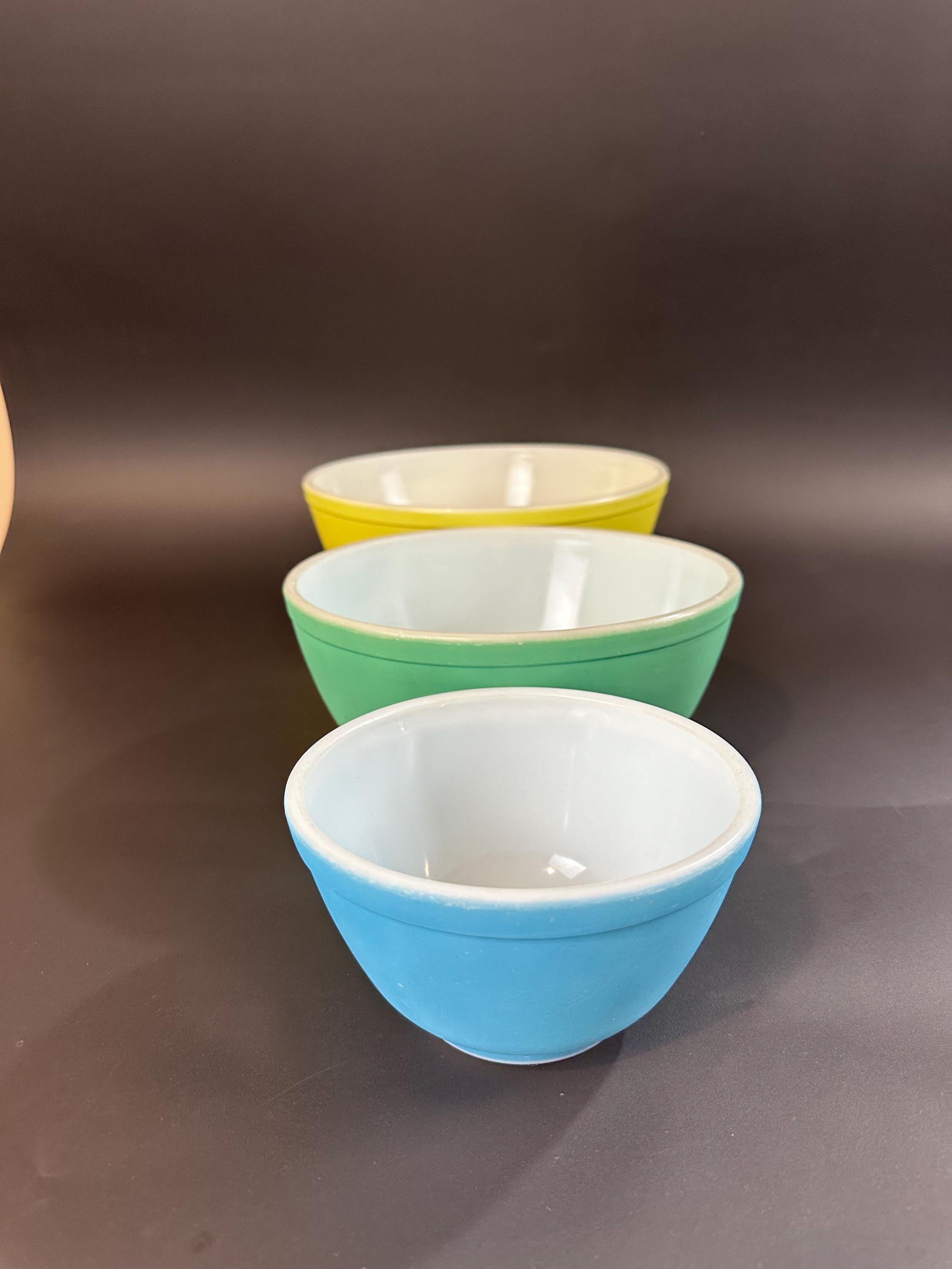 Three Pyrex Nesting MixingBowls