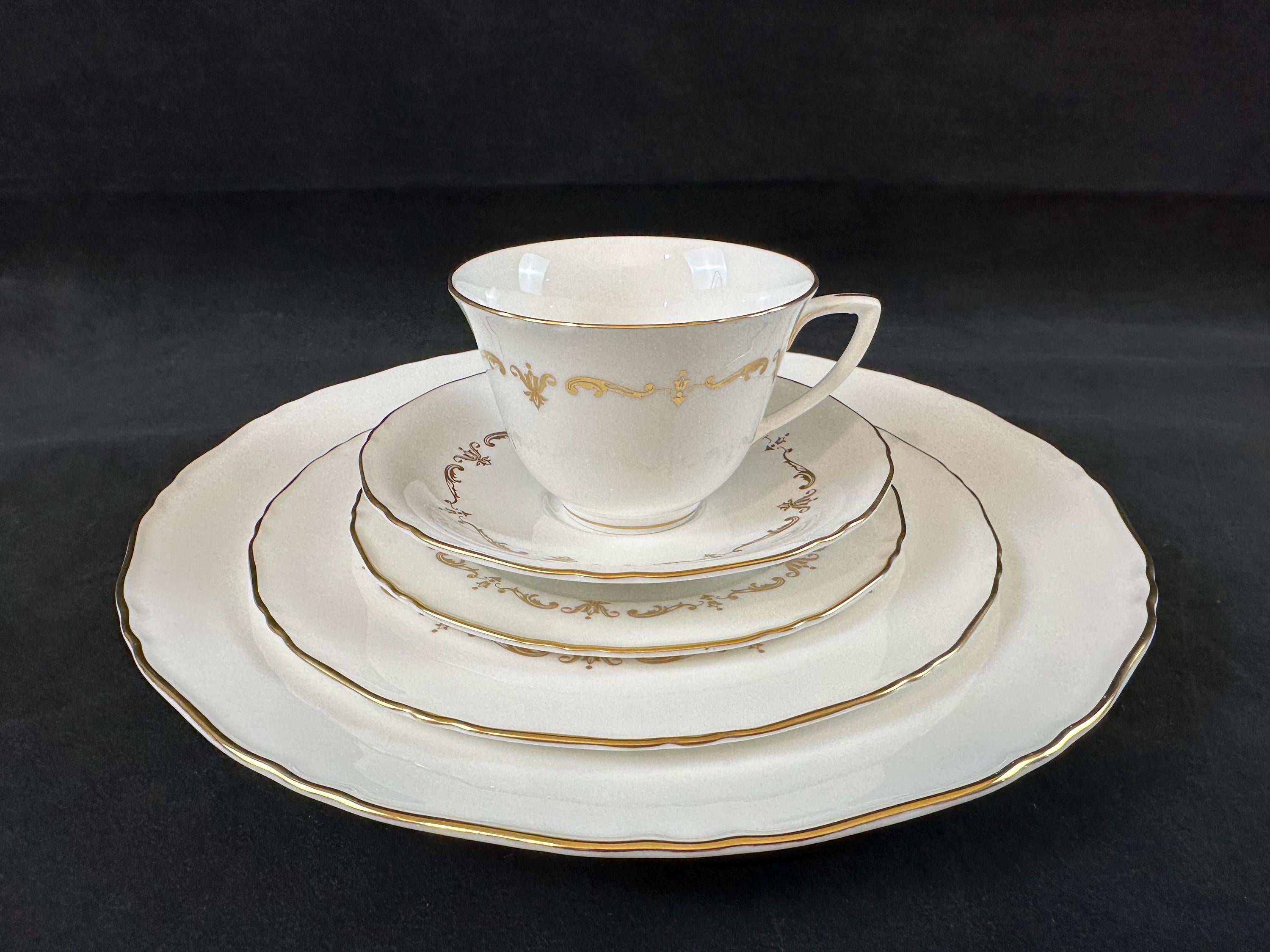 4 Place Settings Royal Worcester Gold Chantilly 20 Pieces