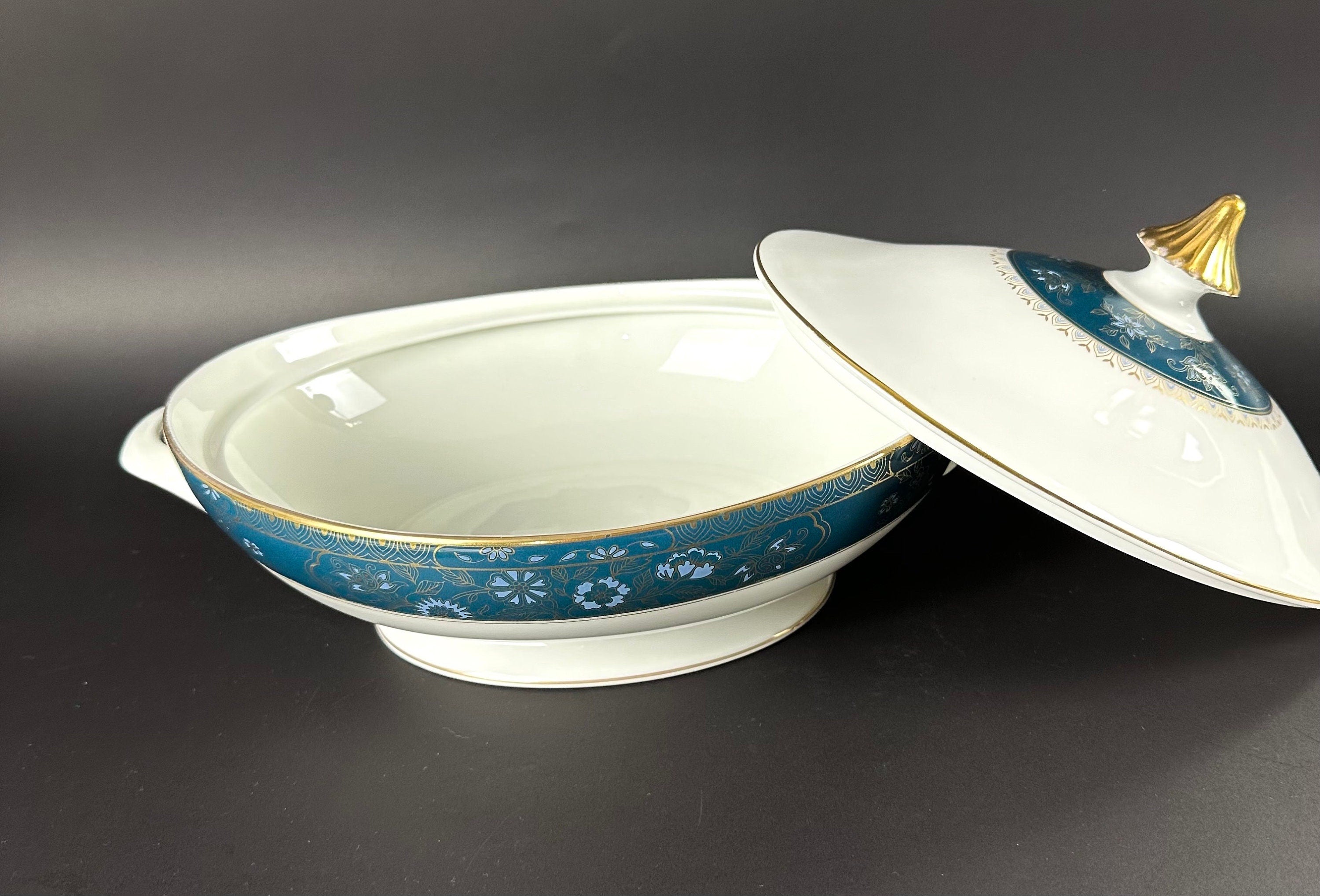 Royal Doulton  Carlyle Oval Covered Vegetable Bowl