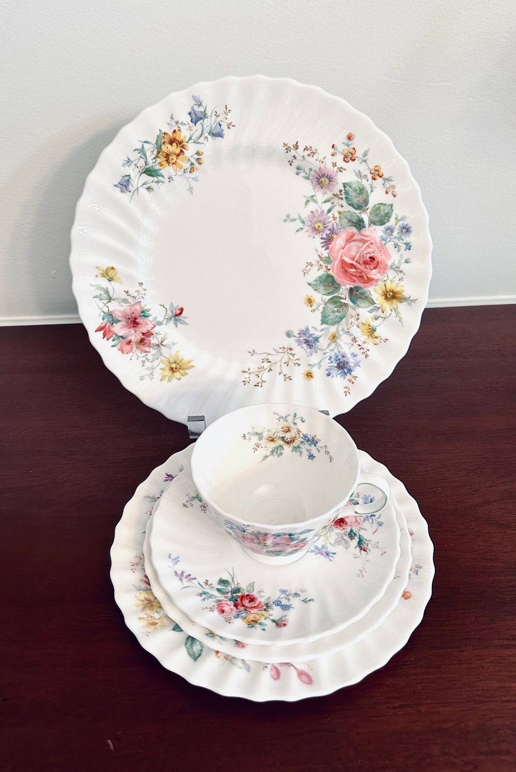Royal Doulton Arcadia 5 Piece Place Setting Scalloped