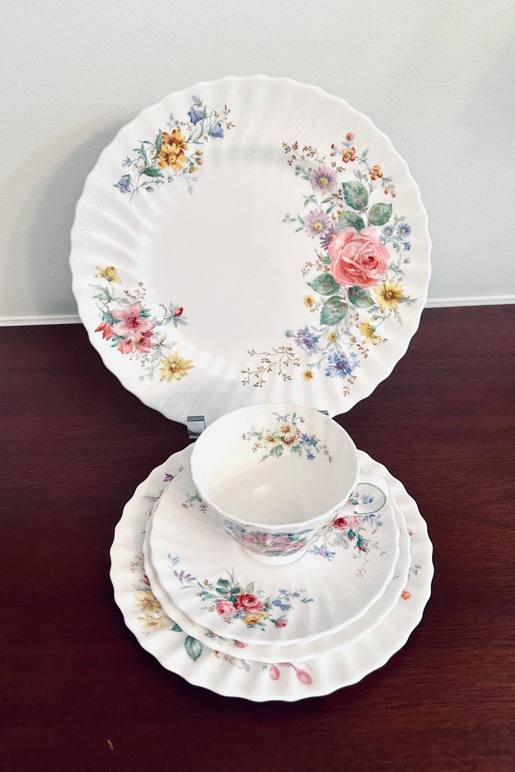 Royal Doulton Arcadia 5 Piece Place Setting Scalloped