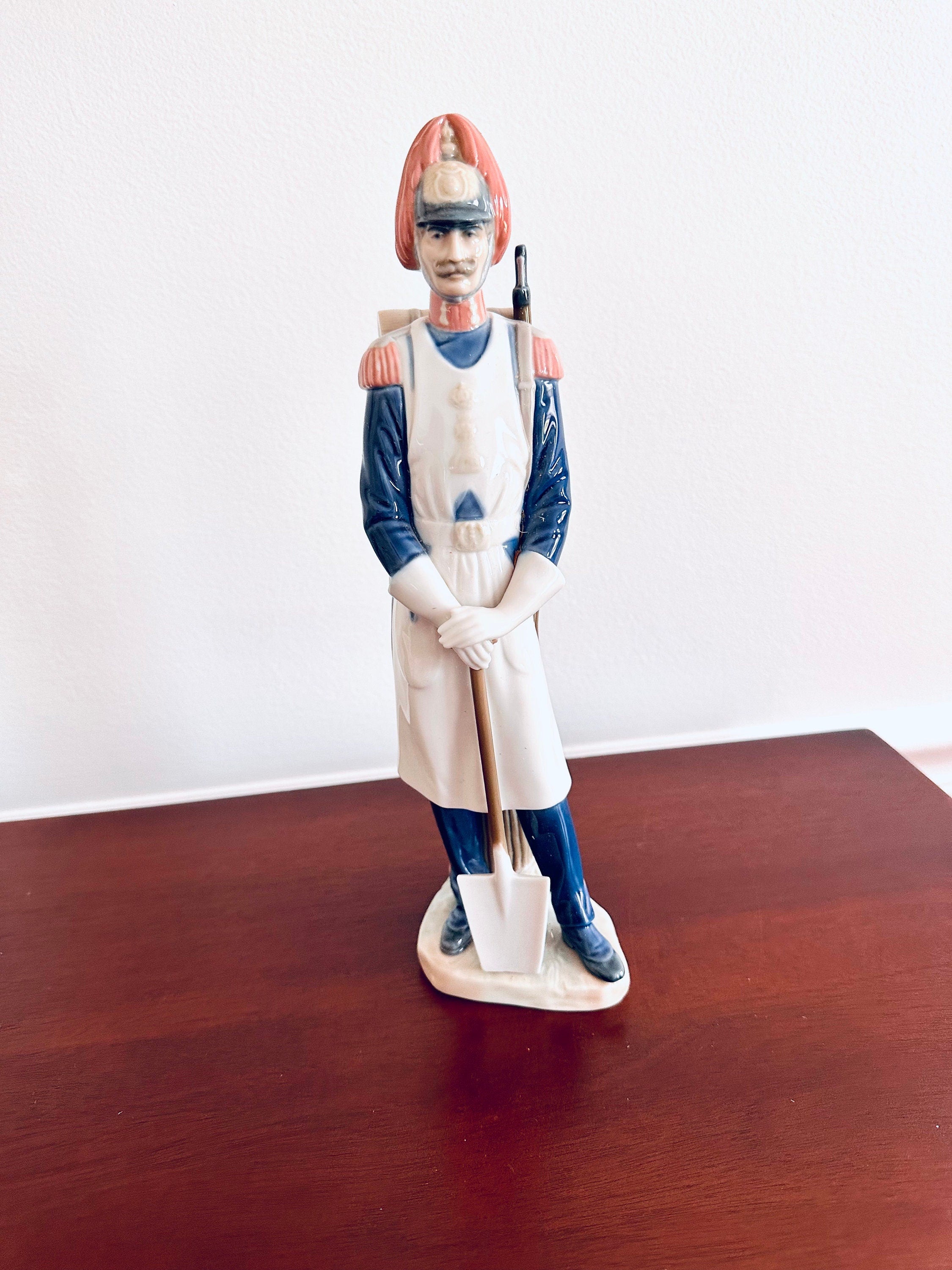 Lladro Soldier With Shovel Retired