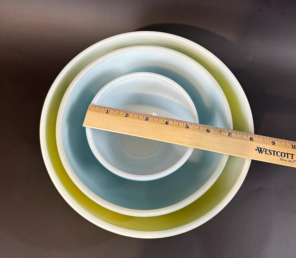 Three Pyrex Nesting MixingBowls