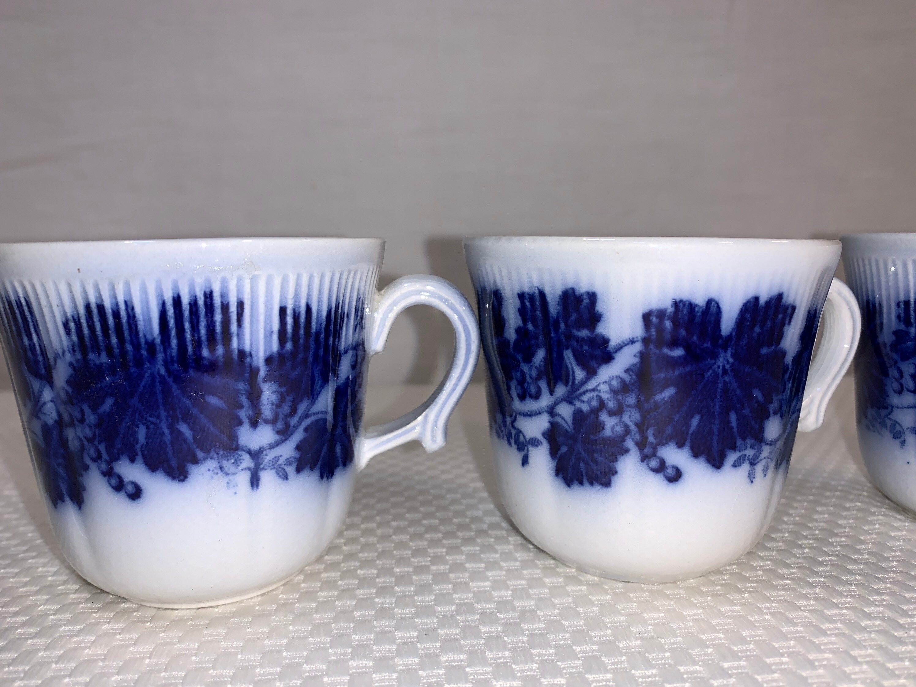 4 Gelfe Flow Blue Vinranka Teacups